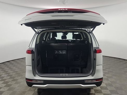 Used 2024 Kia Carnival EX image 8