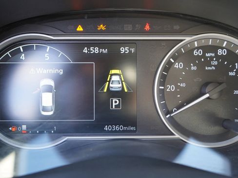 Used 2020 Nissan Versa SV FWD image 10