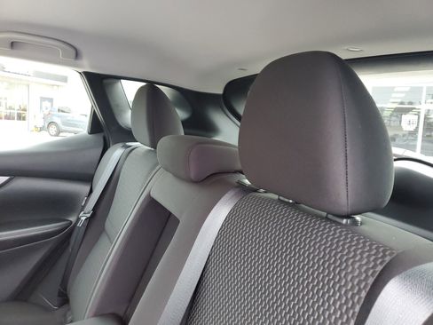 Used 2021 Nissan Rogue Sport S image 10