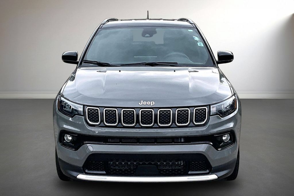 Used 2023 Jeep Compass Limited AWD/4WD image 2