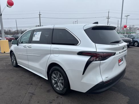 Certified 2024 Toyota Sienna XLE image 7