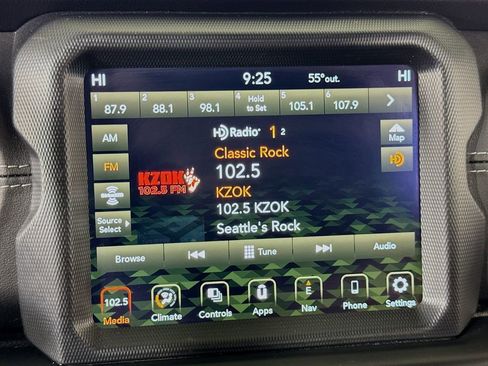 Used 2023 Jeep Wrangler Unlimited Sahara AWD/4WD image 36