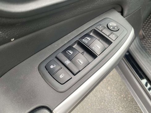 Used 2018 Jeep Cherokee Latitude Plus w/ Comfort/Convenience Group image 19