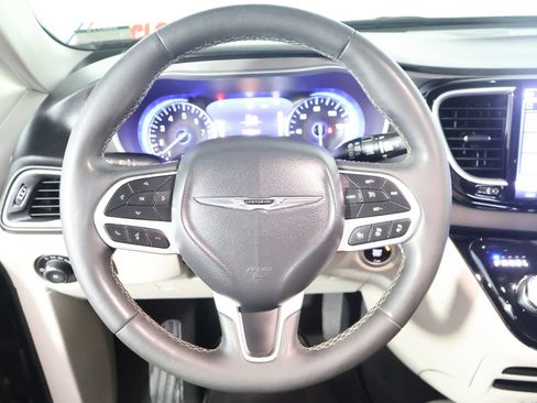 Used 2024 Chrysler Pacifica Touring-L FWD image 32