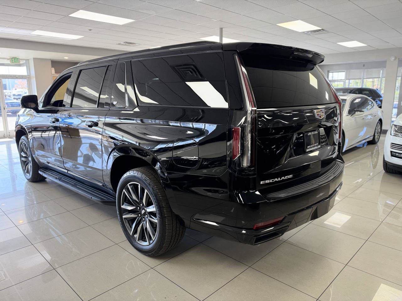 Used 2021 Cadillac Escalade ESV Sport AWD/4WD image 5