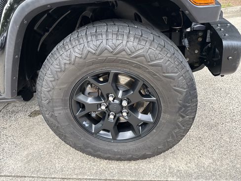 Used 2018 Jeep Wrangler Unlimited Sahara w/ Quick Order Package 24M Moab AWD/4WD image 13