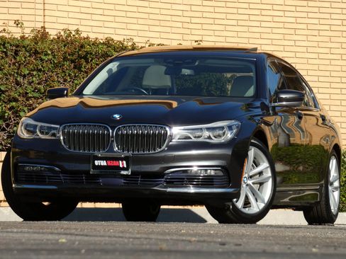 Used 2016 BMW 750i xDrive image 2