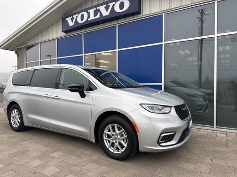 Used 2024 Chrysler Pacifica Touring-L image 1