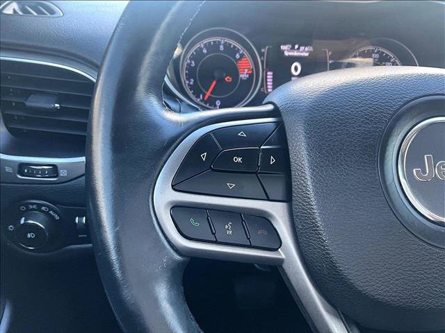 Used 2019 Jeep Cherokee Latitude Plus w/ Comfort/Convenience Group FWD image 18