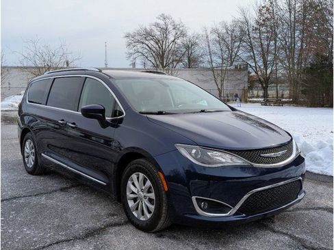 Used 2018 Chrysler Pacifica Touring-L Plus image 3