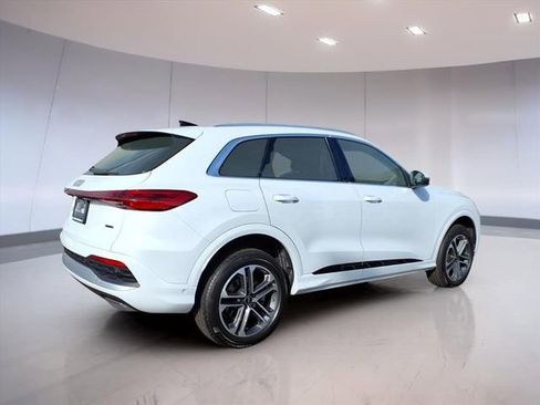 Used 2025 Audi Q5 Premium w/ Convenience Package image 4