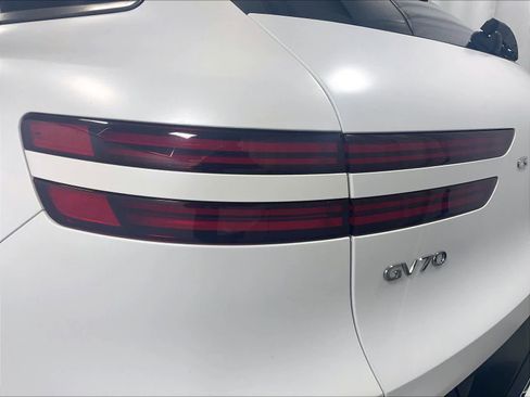 Used 2023 Genesis GV70 2.5T w/ Sport Prestige Package image 35