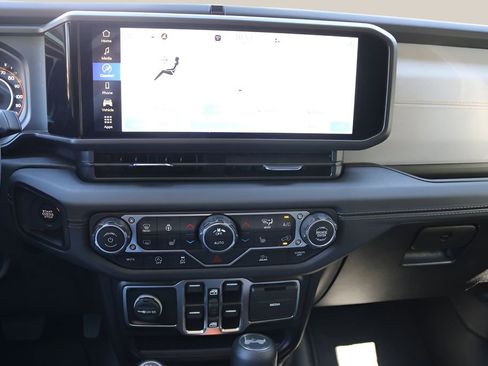 Used 2025 Jeep Wrangler Unlimited Sahara AWD/4WD image 21