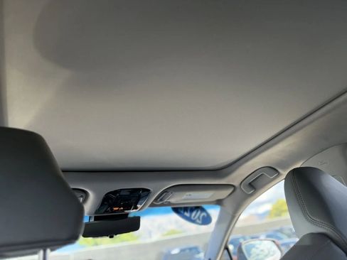 Used 2022 Toyota Venza Limited image 19