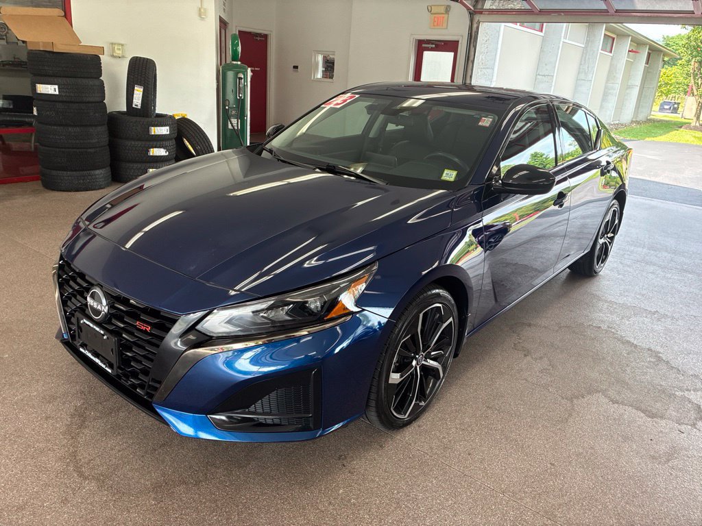 Used 2023 Nissan Altima 2.5 SR AWD/4WD image 3