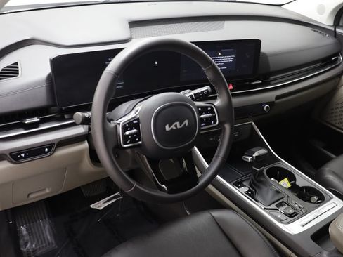 Used 2025 Kia Carnival EX FWD image 6