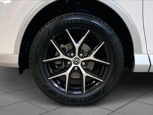 Used 2016 Toyota RAV4 SE image 10