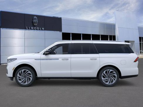 New 2026 Lincoln Navigator L Reserve AWD/4WD image 3