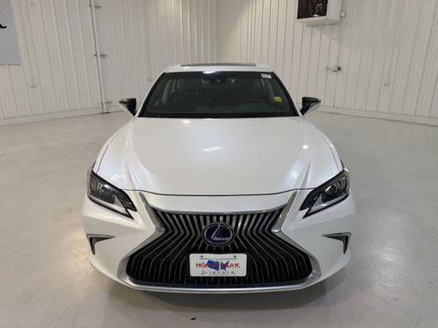 Used 2020 Lexus ES 300h w/ Premium Package image 32