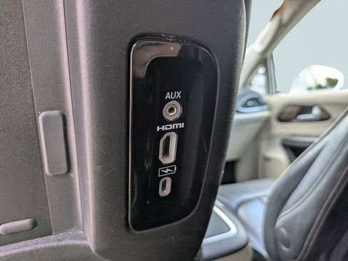 Used 2022 Chrysler Pacifica Limited w/ Uconnect Theater Family Group FWD image 22