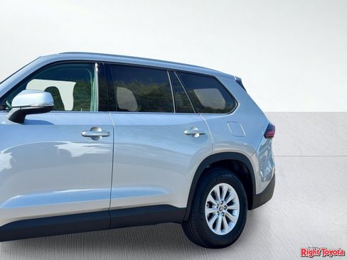 Certified 2025 Toyota Grand Highlander FWD image 9