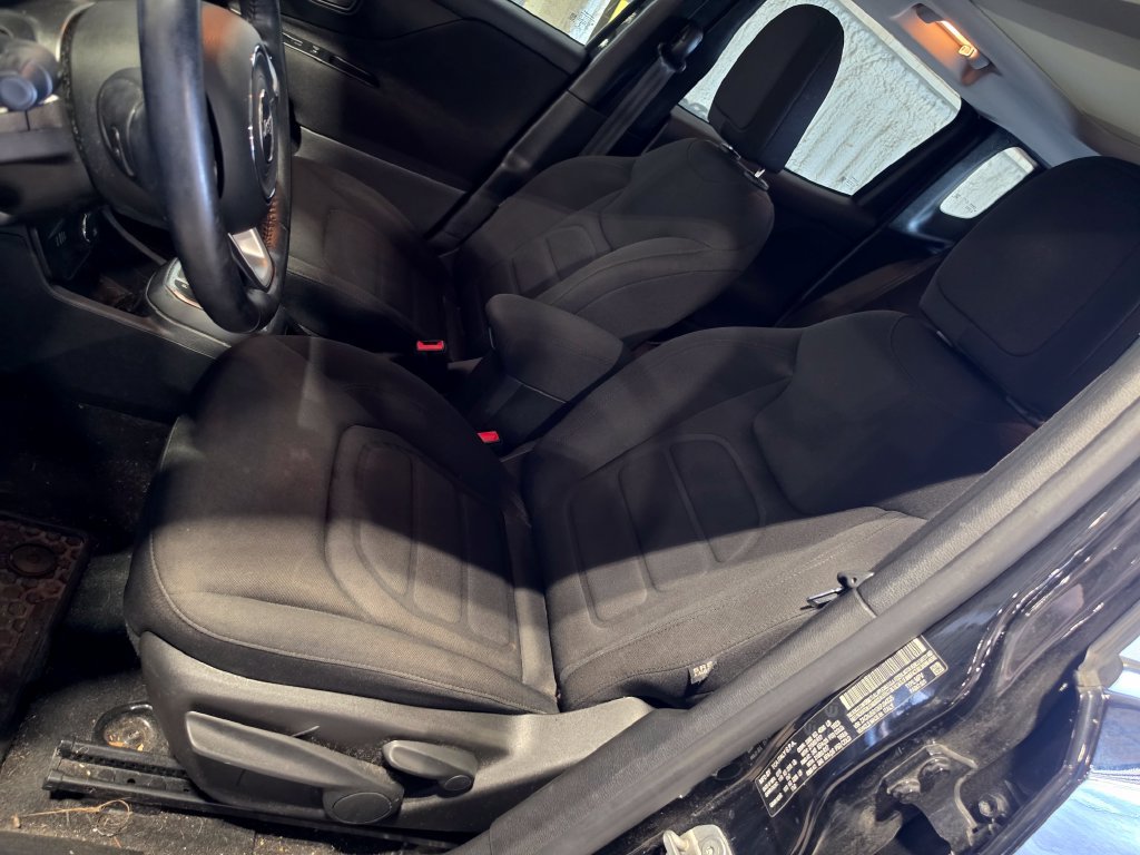 Used 2019 Jeep Renegade Latitude w/ UConnect 8.4 Nav Group AWD/4WD image 6