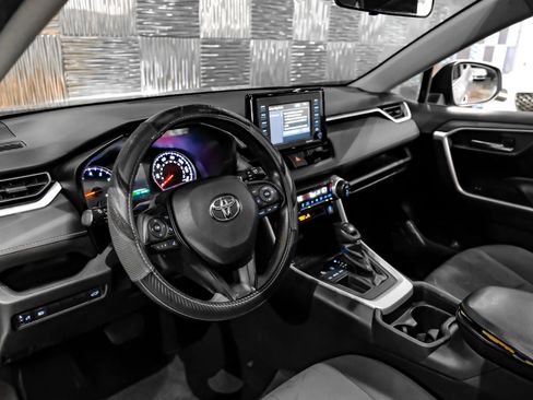 Used 2020 Toyota RAV4 XLE w/ Convenience Package FWD image 3