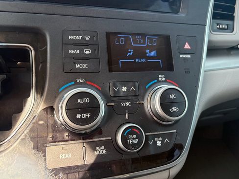 Used 2017 Toyota Sienna LE image 19