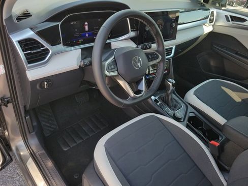 Used 2025 Volkswagen Taos SE image 4