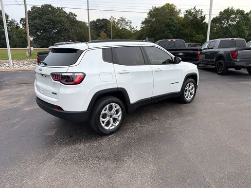 Used 2025 Jeep Compass Latitude AWD/4WD image 3