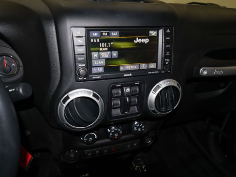 Used 2015 Jeep Wrangler Unlimited Sahara w/ Connectivity Group AWD/4WD image 22