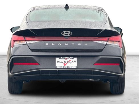 Used 2025 Hyundai Elantra SE image 6