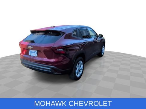Used 2024 Chevrolet Trax LS w/ LS Convenience Package FWD image 8