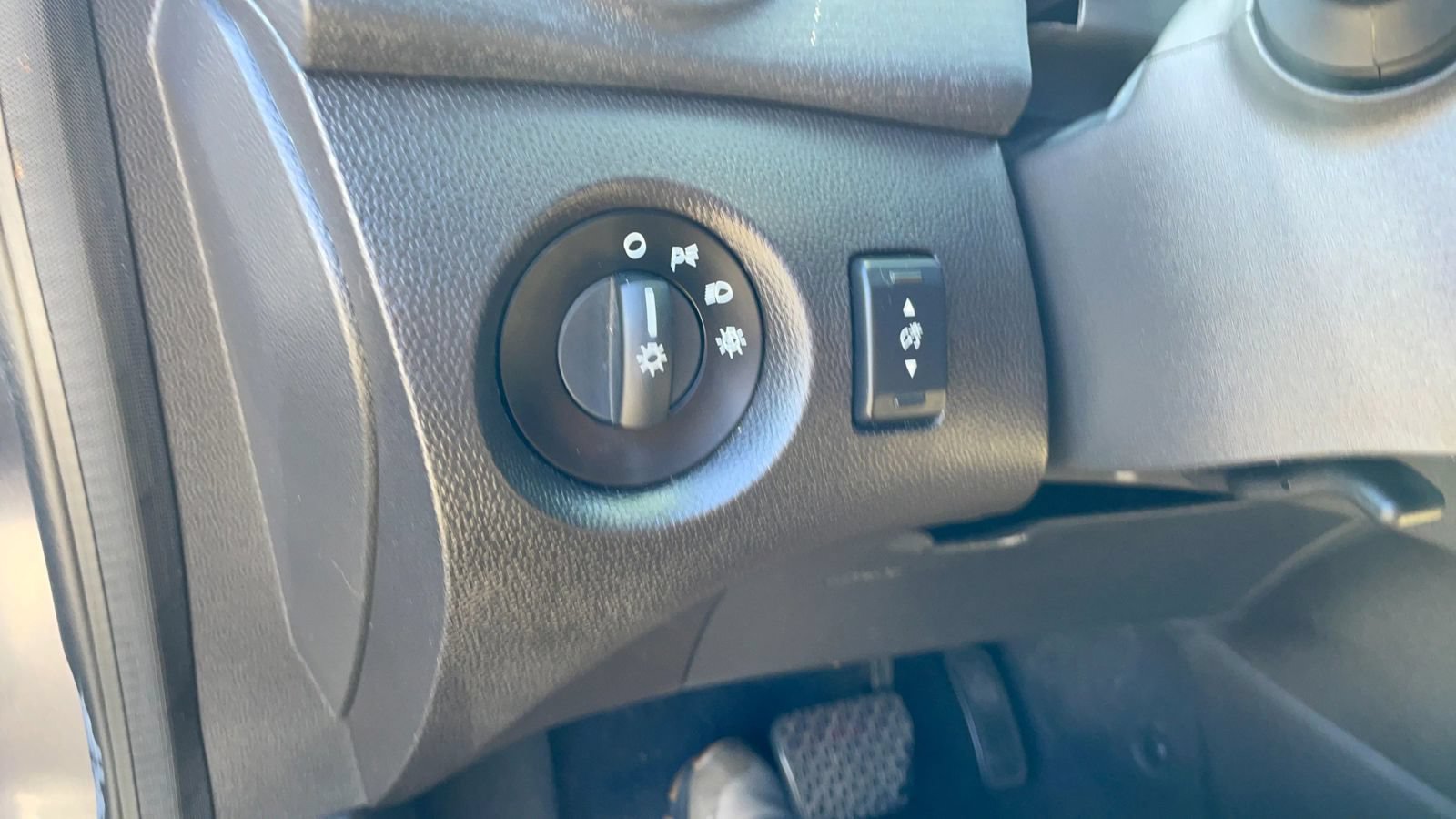Used 2014 Ford Fiesta SE FWD image 25