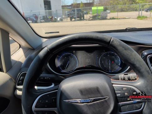 Used 2018 Chrysler Pacifica Touring-L FWD image 19