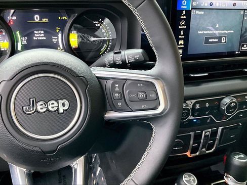 Used 2025 Jeep Wrangler Unlimited Sahara AWD/4WD image 19