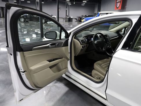 Used 2018 Ford Fusion SE w/ Fusion SE Technology Package FWD image 9