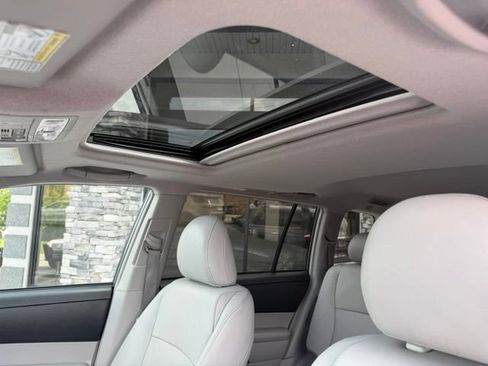 Used 2011 Toyota Highlander Limited w/ Tow Pkg AWD/4WD image 22