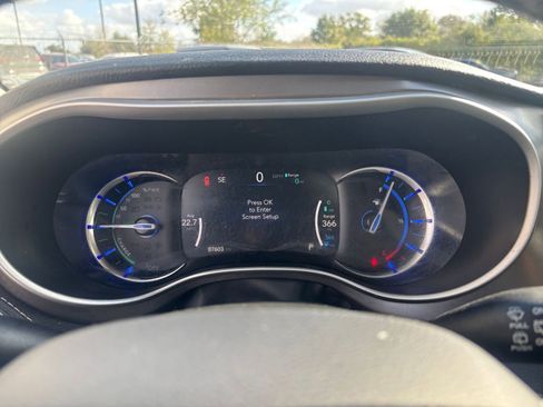 Used 2023 Chrysler Pacifica Touring-L image 41