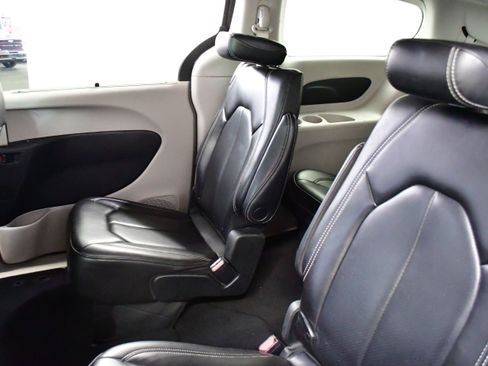 Used 2023 Chrysler Pacifica Touring-L FWD image 12