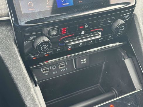 Used 2023 Jeep Grand Cherokee Limited image 29