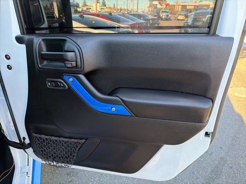 Used 2017 Jeep Wrangler Unlimited Rubicon w/ Connectivity Group image 22