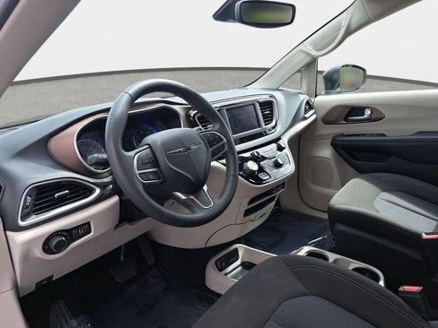 Certified 2023 Chrysler Voyager LX FWD image 19
