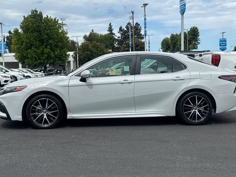 Used 2023 Toyota Camry SE FWD image 2