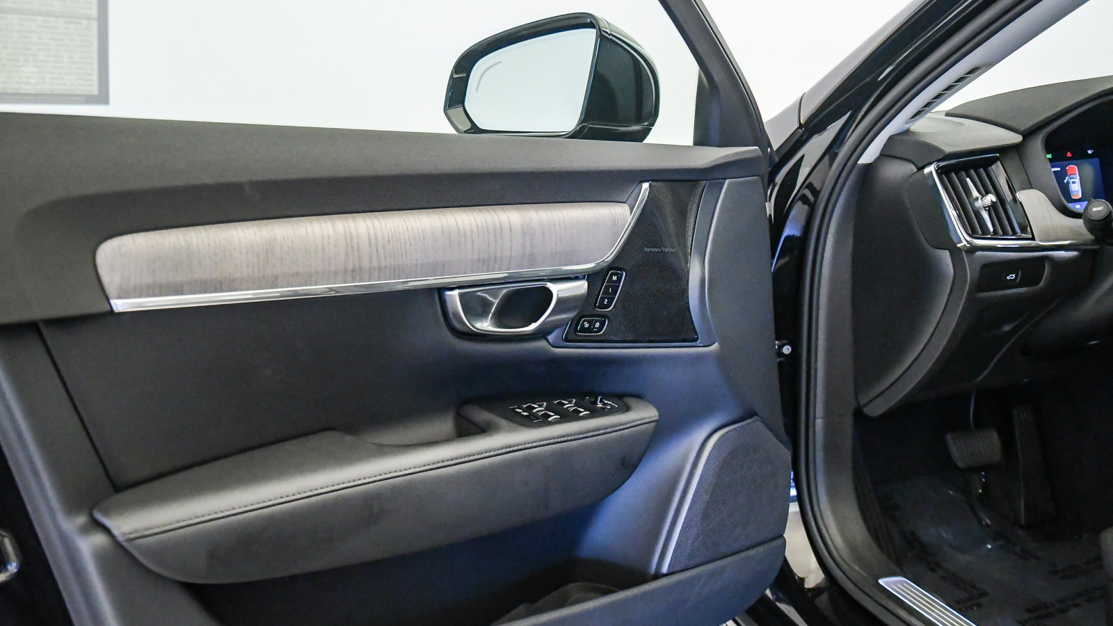 Certified 2023 Volvo S90 B6 Plus AWD/4WD image 25