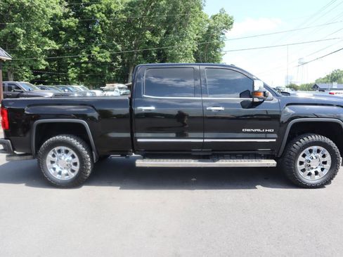 Used 2018 GMC Sierra 2500 Denali w/ Duramax Plus Package AWD/4WD image 4