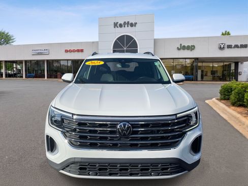 Used 2025 Volkswagen Atlas SE FWD image 3