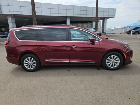 Used 2017 Chrysler Pacifica Touring-L FWD image 4