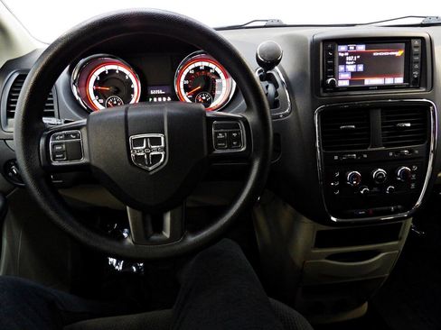 Used 2018 Dodge Grand Caravan SE w/ UConnect Hands-Free Group FWD image 16