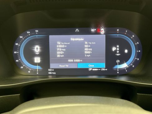 Used 2025 Volvo XC40 B5 Plus AWD/4WD image 13